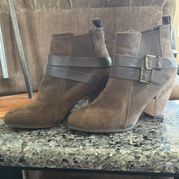 💙 2 for $10 💙 Crown Vintage Booties - Picture 2 of 6